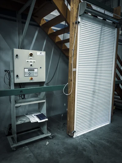 Banc de cyclage de l'atelier Sunvolet testant un moteur de volet roulant solaire Somfy